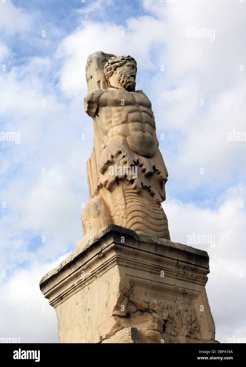 Una fotografia di un pilastro dell'atlante dall'Odeon di Agrippa, un grande odeon situato al centro dell'antica Agorà di Atene. Fu costruito intorno al 15 a.C., occupando quello che era stato precedentemente spazio aperto nel centro dell'Agorà. Fu un dono al popolo di Atene da parte di Marco Vipsanio Agrippa, statista e generale romano. c. 15 a.C. Foto Stock