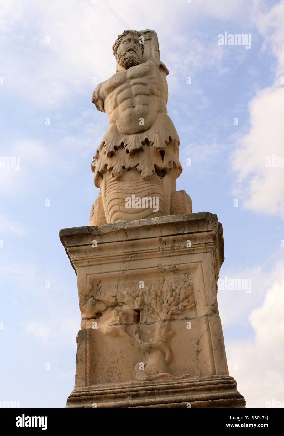 Una fotografia di un pilastro dell'atlante dall'Odeon di Agrippa, un grande odeon situato al centro dell'antica Agorà di Atene. Fu costruito intorno al 15 a.C., occupando quello che era stato precedentemente spazio aperto nel centro dell'Agorà. Fu un dono al popolo di Atene da parte di Marco Vipsanio Agrippa, statista e generale romano. c. 15 a.C. Foto Stock