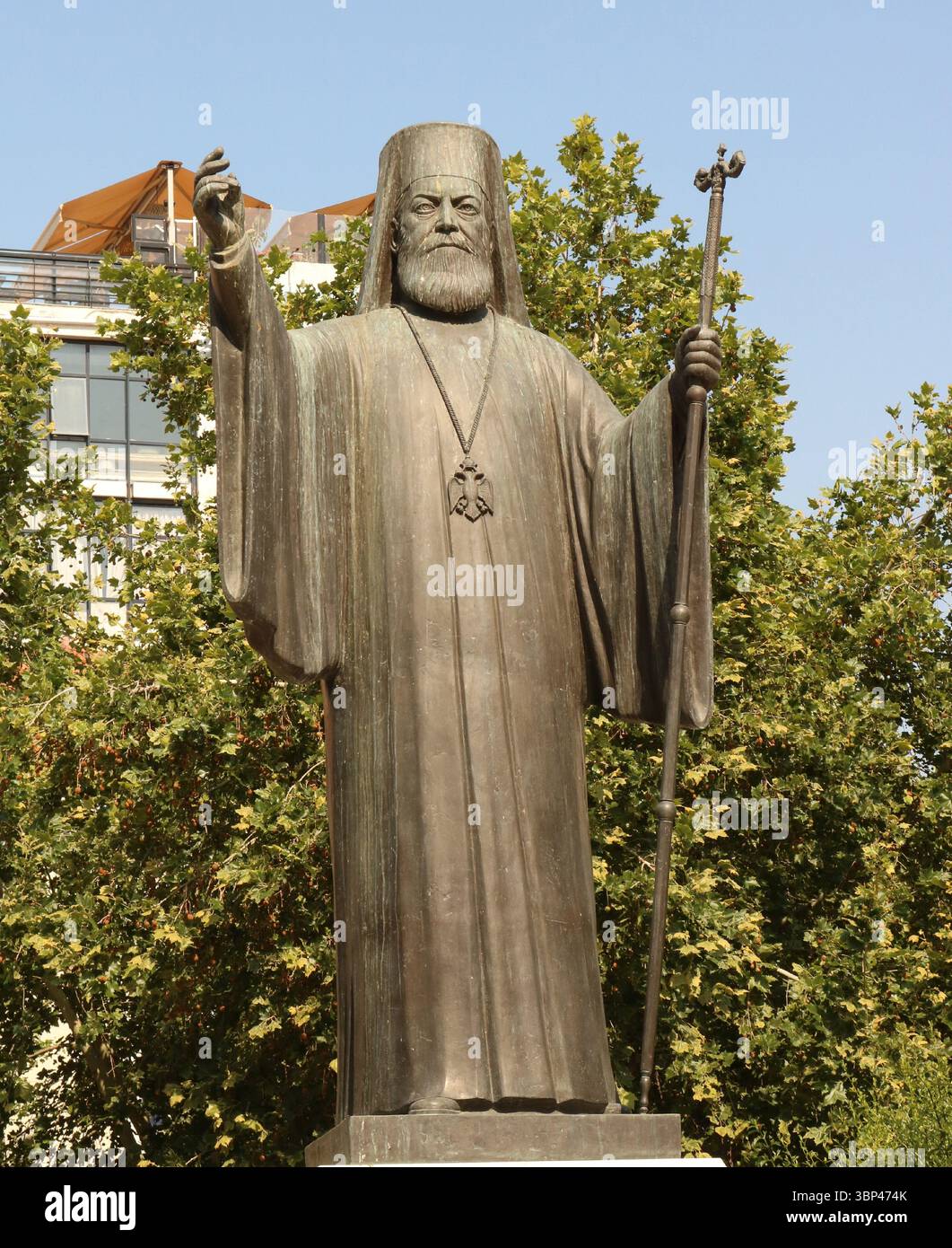 Una fotografia della statua in bronzo dell'arcivescovo Damaskinos ad Atene, inaugurata nel 1992. Arcivescovo Damaskinos Papandreou (1891 ? 1949), fu arcivescovo di Atene e di tutta la Grecia dal 1941 fino alla sua morte nel 1949. Fu anche il reggente della Grecia tra il ritiro della forza di occupazione tedesca nel 1944 e il ritorno di re Giorgio II in Grecia nel 1946. Il suo governo fu tra la liberazione della Grecia dall'occupazione della Grecia da parte dell'asse durante la seconda guerra mondiale e la guerra civile greca. c. 2023. Foto Stock