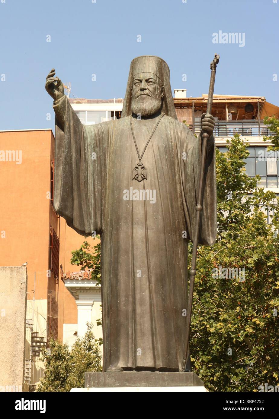 Una fotografia della statua in bronzo dell'arcivescovo Damaskinos ad Atene, inaugurata nel 1992. Arcivescovo Damaskinos Papandreou (1891 ? 1949), fu arcivescovo di Atene e di tutta la Grecia dal 1941 fino alla sua morte nel 1949. Fu anche il reggente della Grecia tra il ritiro della forza di occupazione tedesca nel 1944 e il ritorno di re Giorgio II in Grecia nel 1946. Il suo governo fu tra la liberazione della Grecia dall'occupazione della Grecia da parte dell'asse durante la seconda guerra mondiale e la guerra civile greca. c. 2023. Foto Stock