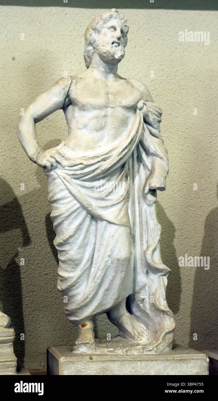 Una fotografia di una statua romana in marmo di Asclepio, Museo Archeologico di Epidauro. Dal Santuario di Asclepio in Epidauro. Specialmente nel periodo classico ed ellenistico, era il principale sito sacro di Asclepio. Il santuario di Epidauro era il rivale di importanti siti di culto come il Santuario di Zeus ad Olimpia e Apollo a Delfi. Il tempio fu costruito all'inizio del IV secolo a.C. Se ancora in uso nel IV secolo d.C., il tempio sarebbe stato chiuso durante la persecuzione dei pagani nel tardo Impero Romano, quando gli imperatori cristiani emanarono editti che vietavano i non cristiani Foto Stock