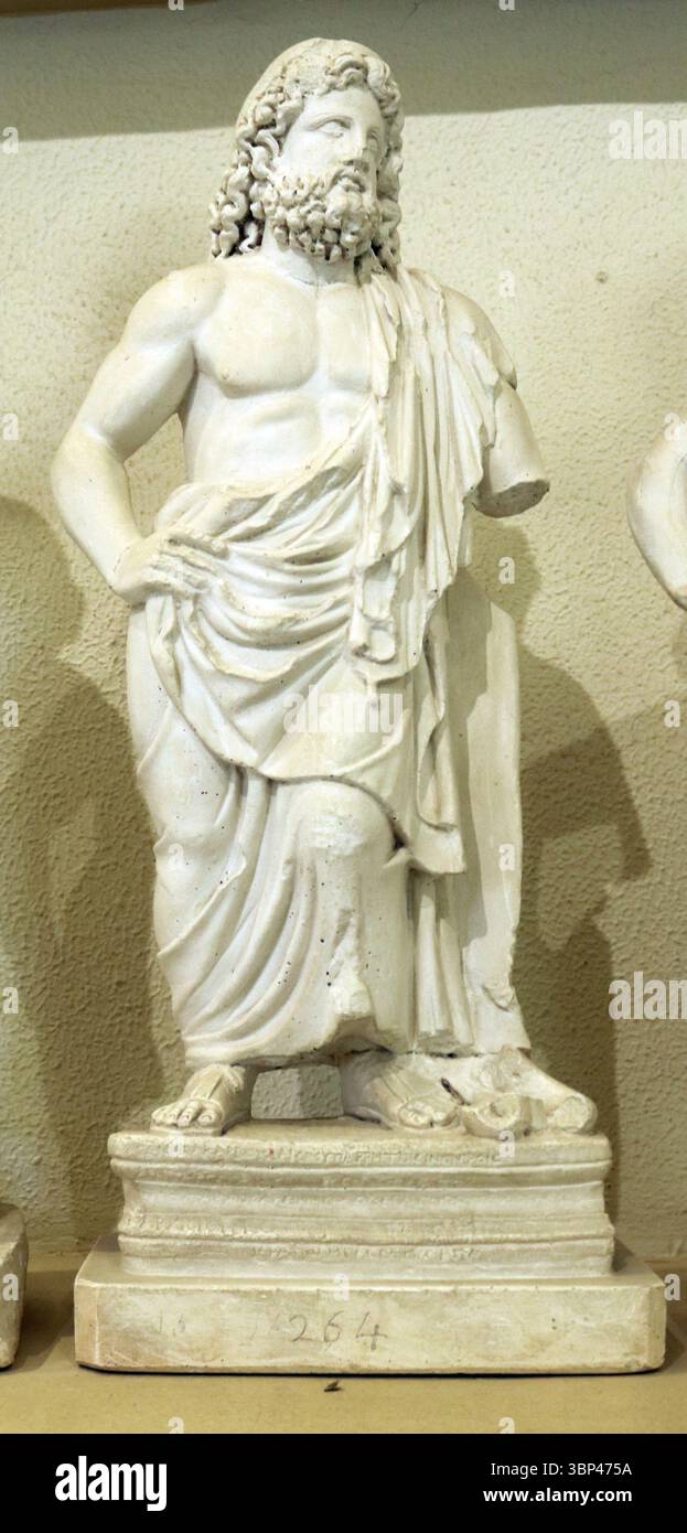Una fotografia di una statua romana in marmo di Asclepio, Museo Archeologico di Epidauro. Dal Santuario di Asclepio in Epidauro. Specialmente nel periodo classico ed ellenistico, era il principale sito sacro di Asclepio. Il santuario di Epidauro era il rivale di importanti siti di culto come il Santuario di Zeus ad Olimpia e Apollo a Delfi. Il tempio fu costruito all'inizio del IV secolo a.C. Se ancora in uso nel IV secolo d.C., il tempio sarebbe stato chiuso durante la persecuzione dei pagani nel tardo Impero Romano, quando gli imperatori cristiani emanarono editti che vietavano i non cristiani Foto Stock