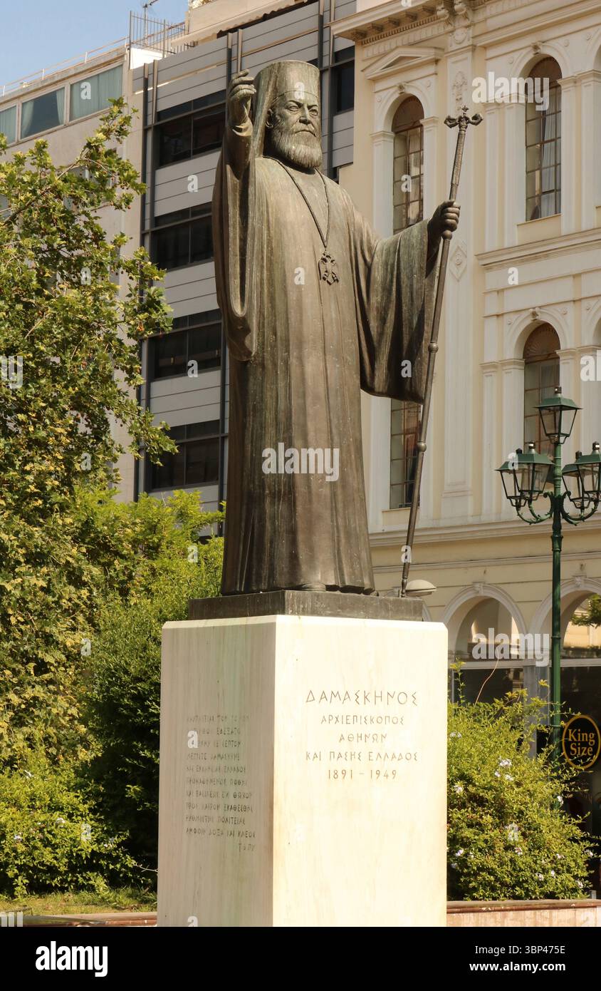 Una fotografia della statua in bronzo dell'arcivescovo Damaskinos ad Atene, inaugurata nel 1992. Arcivescovo Damaskinos Papandreou (1891 ? 1949), fu arcivescovo di Atene e di tutta la Grecia dal 1941 fino alla sua morte nel 1949. Fu anche il reggente della Grecia tra il ritiro della forza di occupazione tedesca nel 1944 e il ritorno di re Giorgio II in Grecia nel 1946. Il suo governo fu tra la liberazione della Grecia dall'occupazione della Grecia da parte dell'asse durante la seconda guerra mondiale e la guerra civile greca. c. 2023. Foto Stock