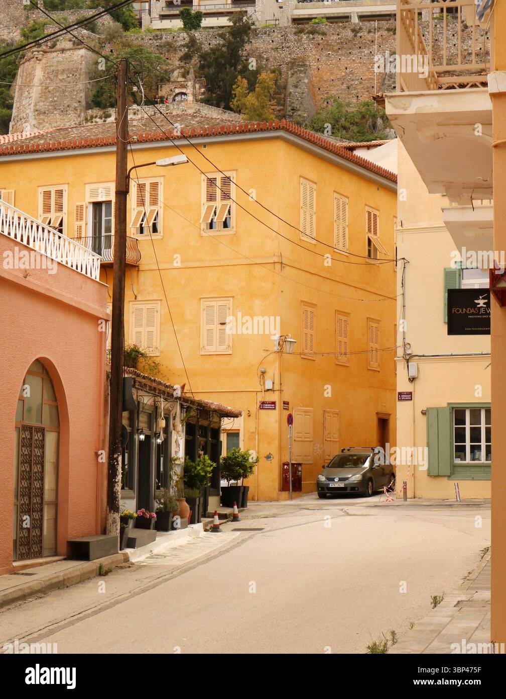 Una fotografia di una strada a Nauplio o Nauplio, una città costiera situata nel Peloponneso in Grecia. È la capitale dell'unità regionale dell'Argolide e un'importante destinazione turistica. Fondata nell'antichità, la città divenne un importante porto marittimo nel Medioevo durante la Frankokratia come parte della signoria di Argo e Nauplia, inizialmente detenuta dai de la Roche dopo la quarta crociata prima di passare sotto la Repubblica di Venezia e, infine, l'Impero ottomano. La città fu la seconda capitale della prima Repubblica ellenica e del Regno di Grecia, dal 1827 al 1834. c. 2023. Foto Stock