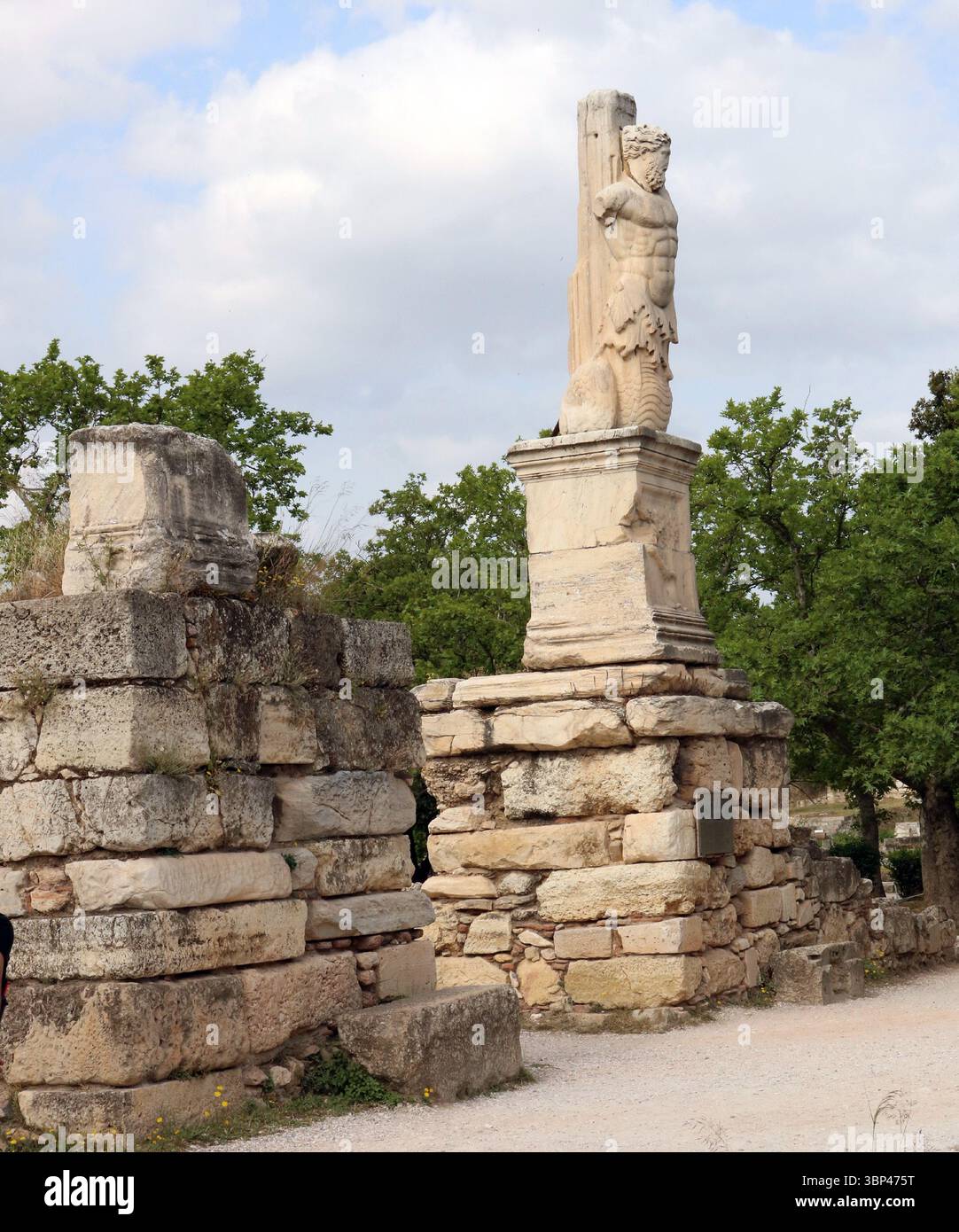 Una fotografia di un pilastro dell'atlante dall'Odeon di Agrippa, un grande odeon situato al centro dell'antica Agorà di Atene. Fu costruito intorno al 15 a.C., occupando quello che era stato precedentemente spazio aperto nel centro dell'Agorà. Fu un dono al popolo di Atene da parte di Marco Vipsanio Agrippa, statista e generale romano. c. 15 a.C. Foto Stock