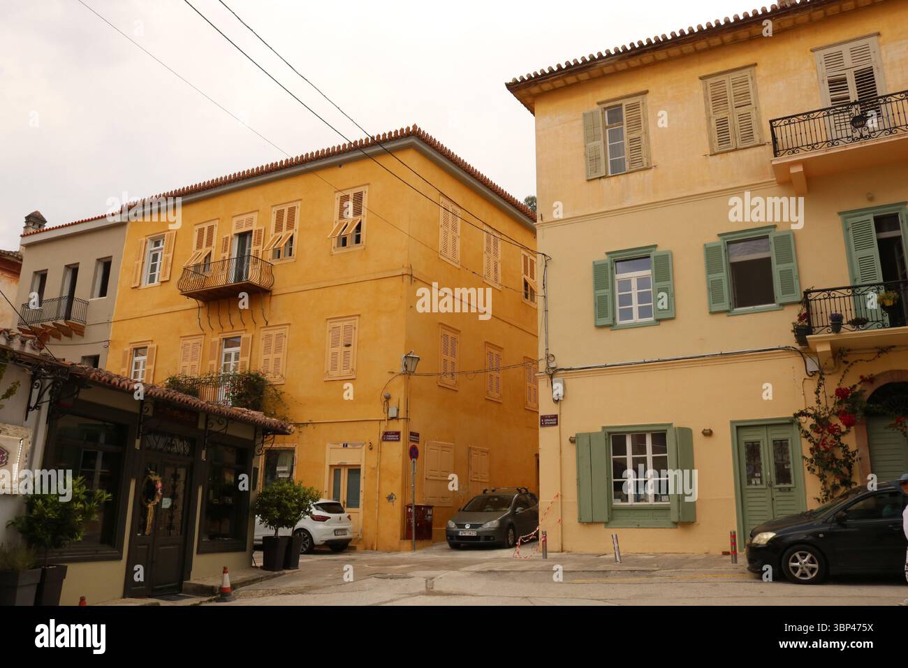 Una fotografia di una strada a Nauplio o Nauplio, una città costiera situata nel Peloponneso in Grecia. È la capitale dell'unità regionale dell'Argolide e un'importante destinazione turistica. Fondata nell'antichità, la città divenne un importante porto marittimo nel Medioevo durante la Frankokratia come parte della signoria di Argo e Nauplia, inizialmente detenuta dai de la Roche dopo la quarta crociata prima di passare sotto la Repubblica di Venezia e, infine, l'Impero ottomano. La città fu la seconda capitale della prima Repubblica ellenica e del Regno di Grecia, dal 1827 al 1834. c. 2023. Foto Stock
