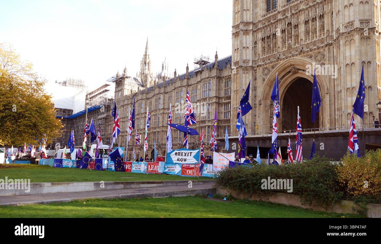 Una fotografia di bandiere dell'UE (Unione europea) e del Regno Unito al di fuori del parlamento britannico in segno di protesta contro la Brexit. La Gran Bretagna ha lasciato l'UE nel 2020. c. 2020. Foto Stock