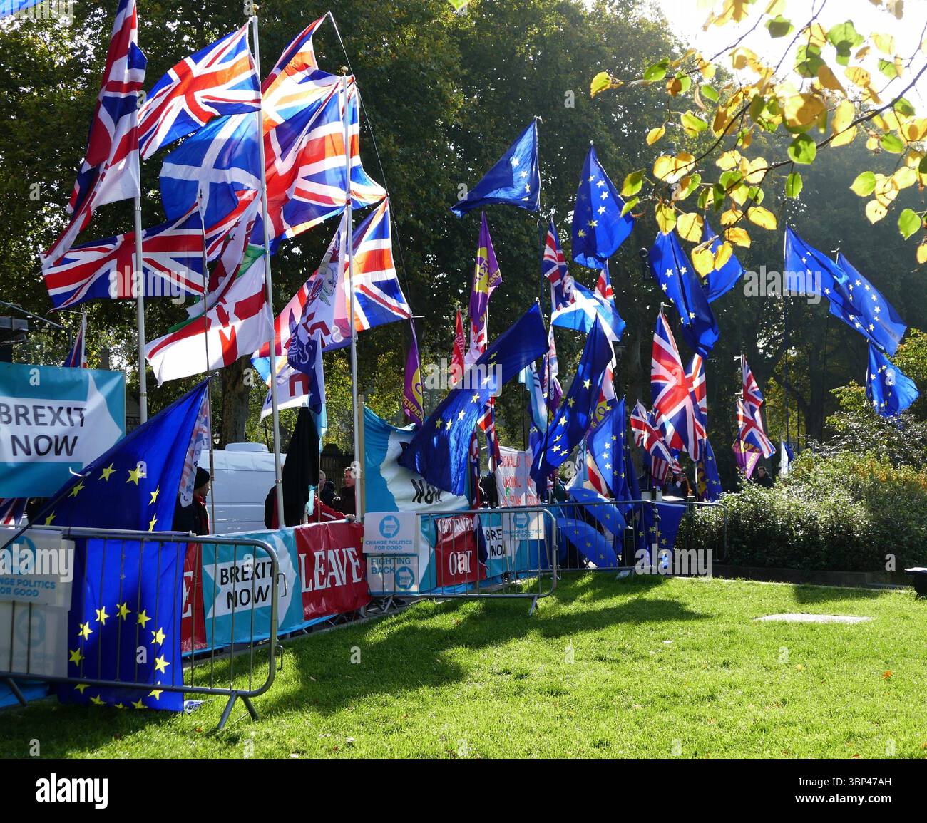 Una fotografia di bandiere dell'UE (Unione europea) e del Regno Unito al di fuori del parlamento britannico in segno di protesta contro la Brexit. La Gran Bretagna ha lasciato l'UE nel 2020. c. 2020. Foto Stock