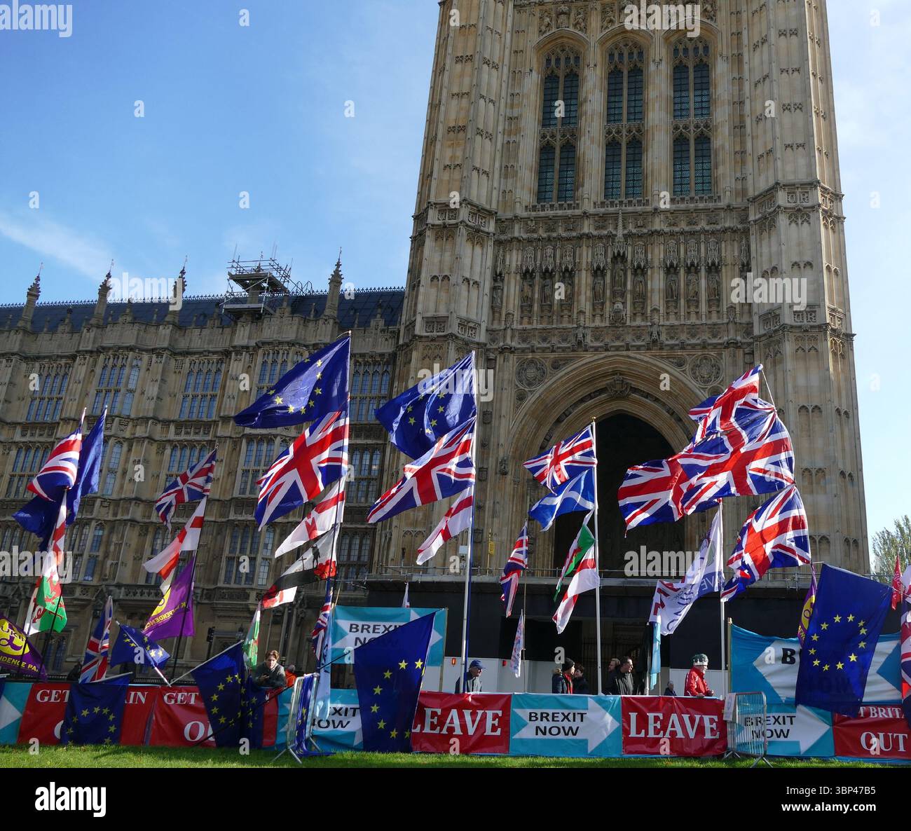 Una fotografia di bandiere dell'UE (Unione europea) e del Regno Unito al di fuori del parlamento britannico in segno di protesta contro la Brexit. La Gran Bretagna ha lasciato l'UE nel 2020. c. 2020. Foto Stock