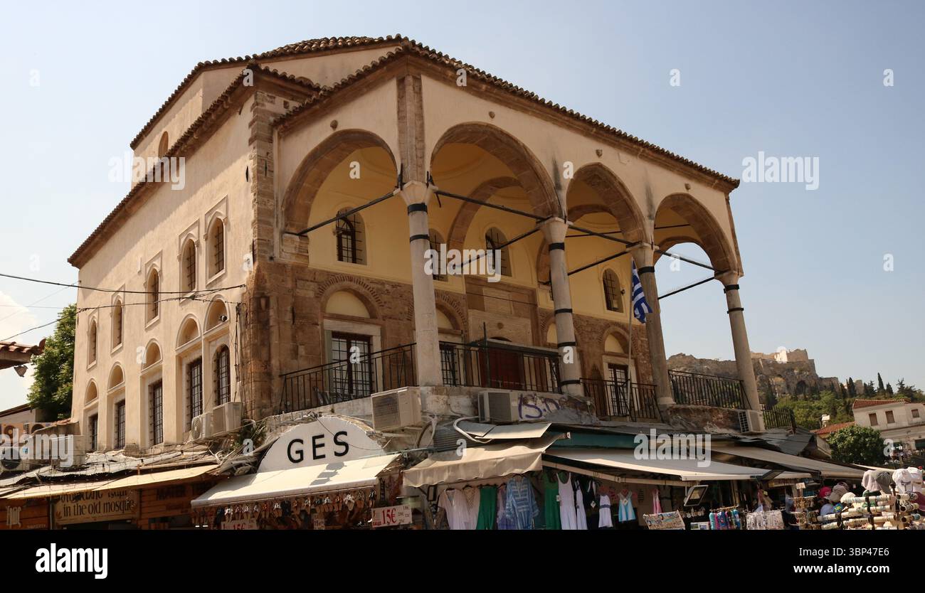 Una fotografia della Moschea Tzistarakis, una moschea ottomana costruita nel 1759, in Piazza Monastiraki, nel centro di Atene, Grecia. Attualmente funziona come allegato del Museo di Arte Folkloristica greca c. 2023 Foto Stock