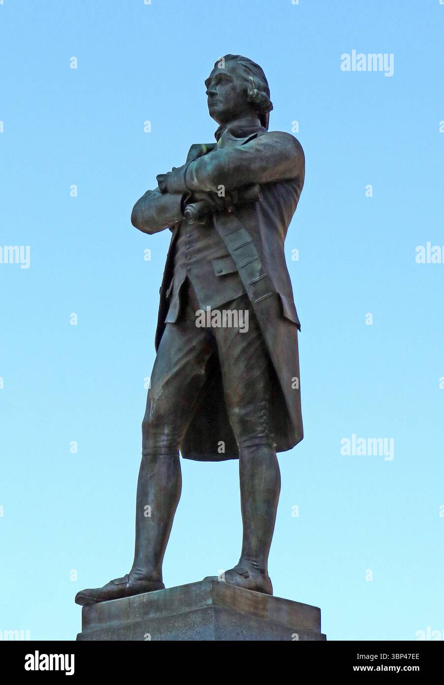 Una fotografia della statua di Samuel Adams, Boston, 1880, situata di fronte a Faneuil Hall, che era la sede del Boston Town Meeting. Samuel Adams (1722 1803) è stato uno statista americano, filosofo politico e padre fondatore degli Stati Uniti. Era un politico nel Massachusetts coloniale, un leader del movimento che divenne la Rivoluzione americana, firmatario della dichiarazione di indipendenza. c. 2023. Foto Stock