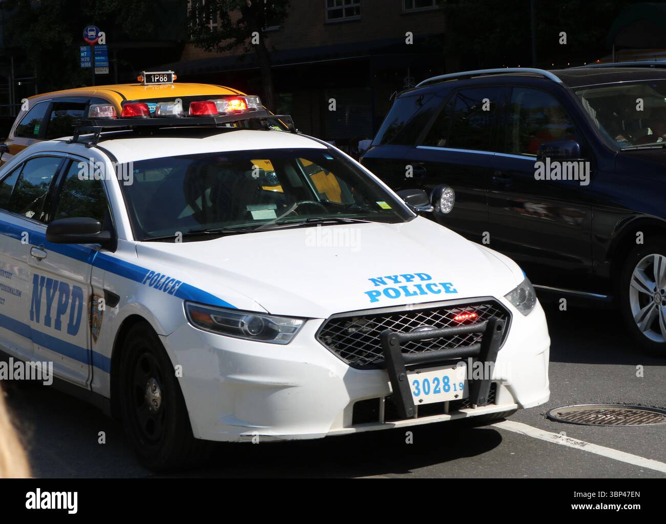 Una fotografia di una Ford Police Interceptor Sedan del Dipartimento di polizia di New York City (NYPD) in una strada di manhattan, 2023 circa. Foto Stock