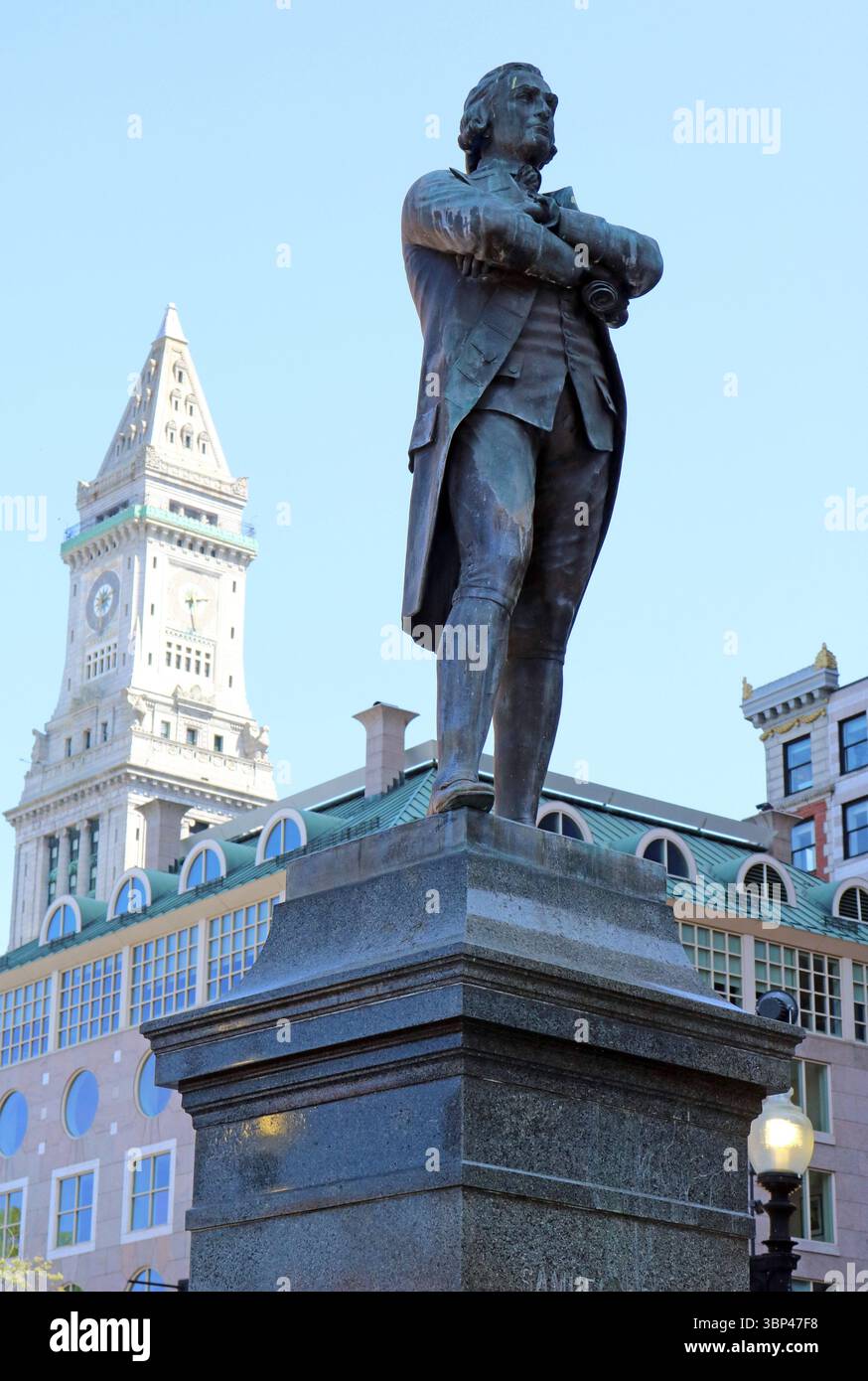 Una fotografia della statua di Samuel Adams, Boston, 1880, situata di fronte a Faneuil Hall, che era la sede del Boston Town Meeting. Samuel Adams (1722 1803) è stato uno statista americano, filosofo politico e padre fondatore degli Stati Uniti. Era un politico nel Massachusetts coloniale, un leader del movimento che divenne la Rivoluzione americana, firmatario della dichiarazione di indipendenza. c. 2023. Foto Stock