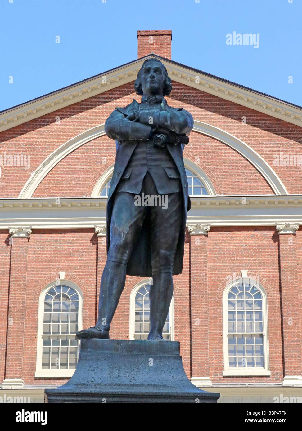 Una fotografia della statua di Samuel Adams, Boston, 1880, situata di fronte a Faneuil Hall, che era la sede del Boston Town Meeting. Samuel Adams (1722 1803) è stato uno statista americano, filosofo politico e padre fondatore degli Stati Uniti. Era un politico nel Massachusetts coloniale, un leader del movimento che divenne la Rivoluzione americana, firmatario della dichiarazione di indipendenza. c. 2023. Foto Stock