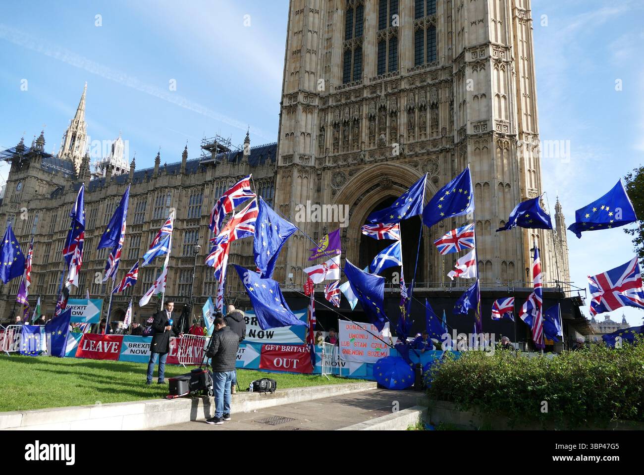 Una fotografia di bandiere dell'UE (Unione europea) e del Regno Unito che sventolano al di fuori del parlamento britannico in segno di protesta contro la Brexit. La Gran Bretagna ha lasciato l'UE nel 2020. c. 2020. Foto Stock