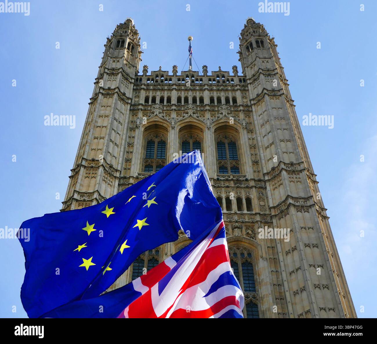 Una fotografia di bandiere dell'UE (Unione europea) e del Regno Unito al di fuori del parlamento britannico in segno di protesta contro la Brexit. La Gran Bretagna ha lasciato l'UE nel 2020. c. 2020. Foto Stock