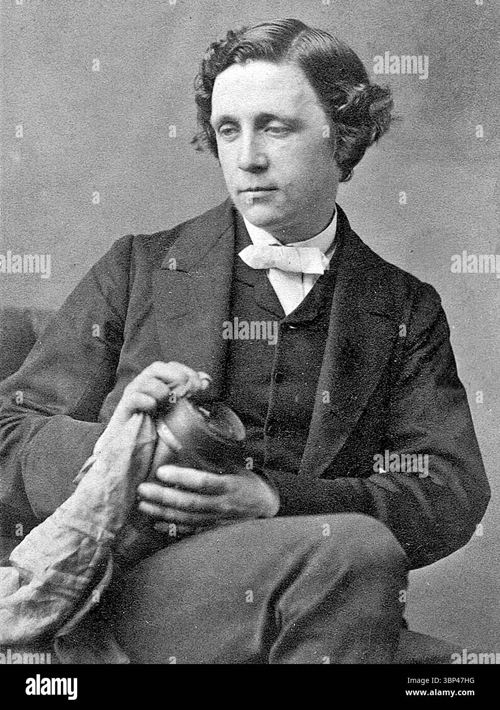 Una fotografia di Charles Lutwidge Dodgson (27 gennaio 1832 ? Il 14 gennaio 1898), meglio conosciuto con il suo pseudonimo Lewis Carroll, scrittore, poeta, matematico e fotografo inglese. c. 1870. Foto Stock