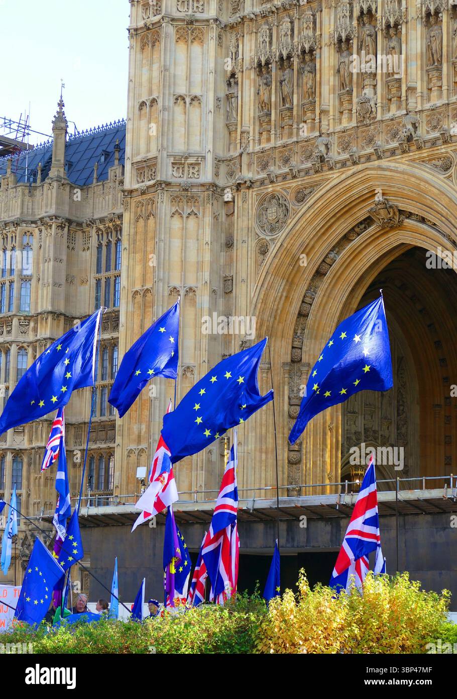 Una fotografia di bandiere dell'UE (Unione europea) e del Regno Unito al di fuori del parlamento britannico in segno di protesta contro la Brexit. La Gran Bretagna ha lasciato l'UE nel 2020. c. 2020. Foto Stock