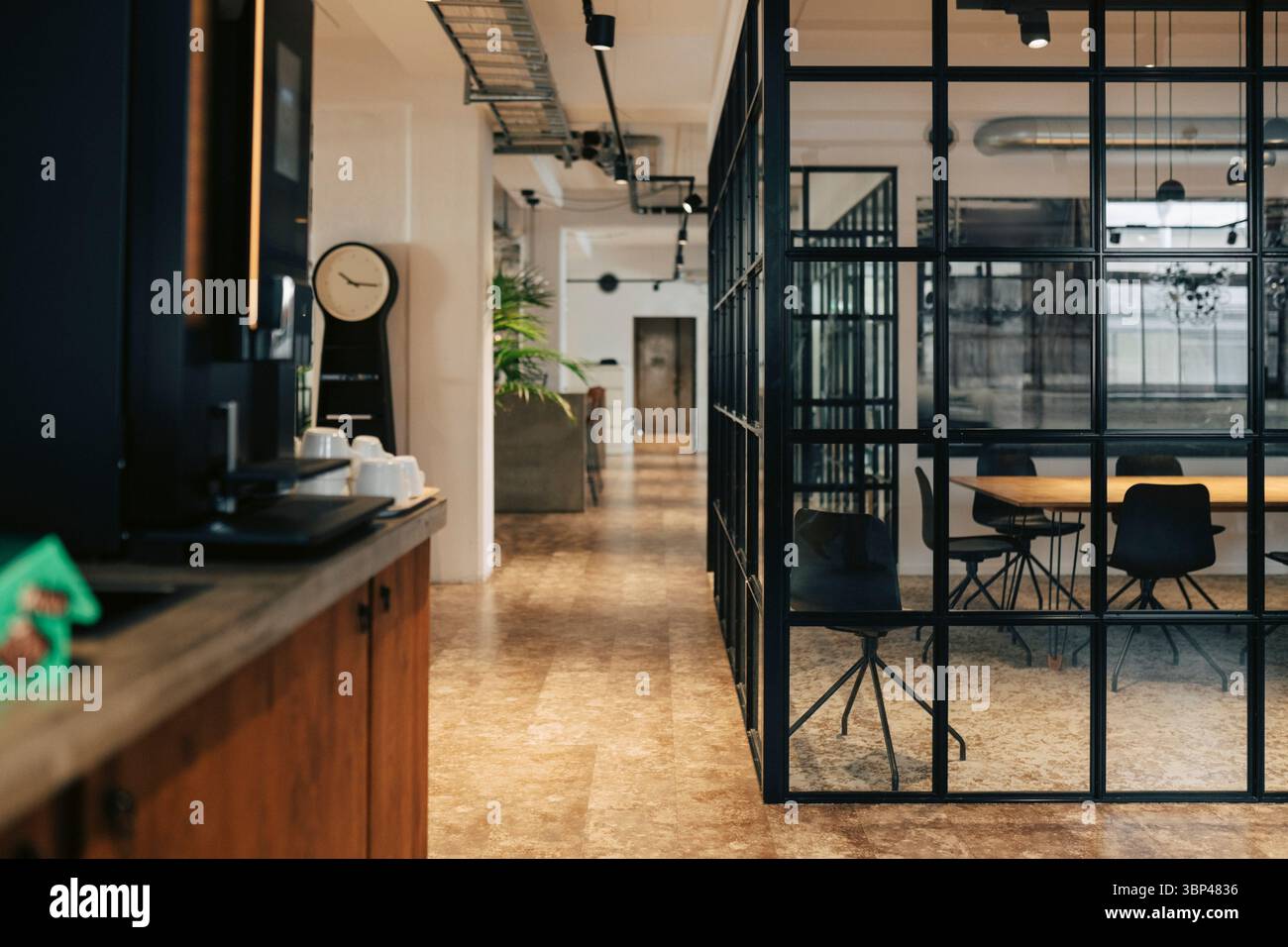 Interno di un moderno corridoio di uffici illuminato Foto Stock