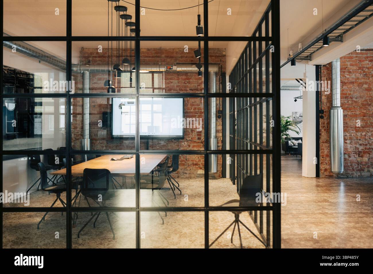 Interno di una moderna sala ufficio con sedie e tavolo Foto Stock