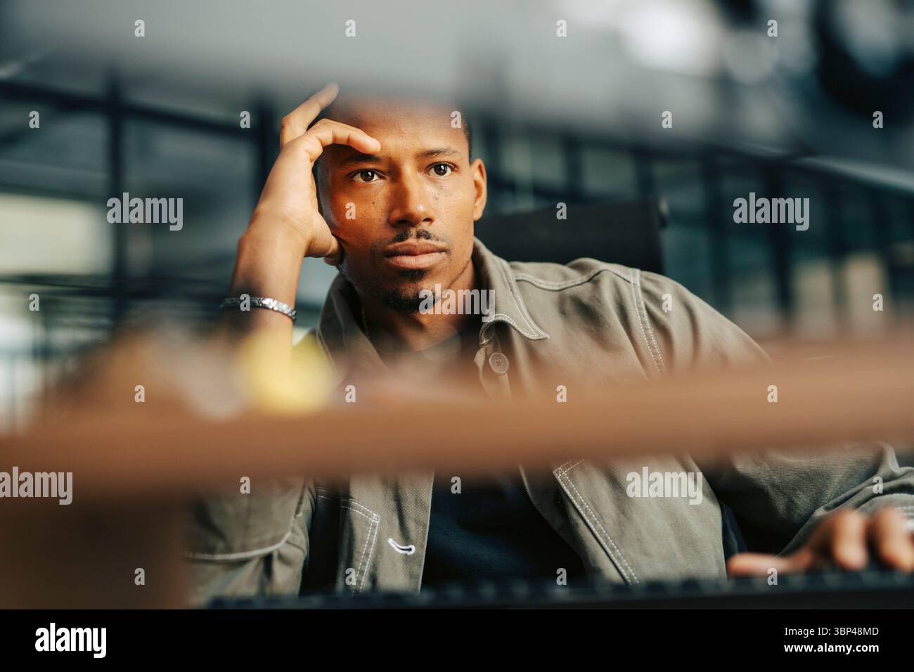 Imprenditore maschile penoso che contempla in ufficio Foto Stock