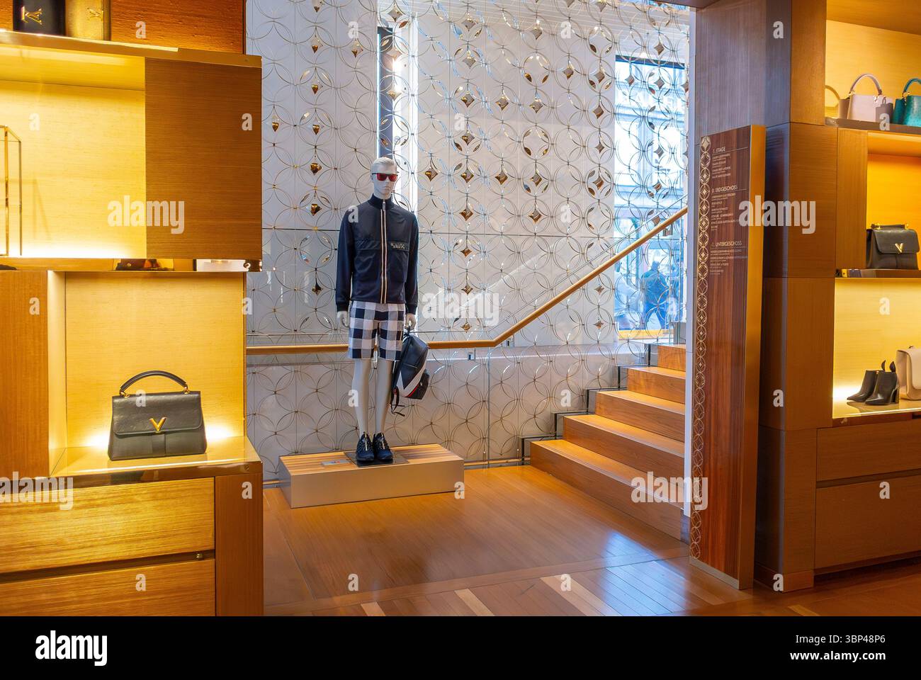 Monaco di Baviera, Germania, Wide Angle View, interno, Luxury Fashion Store , abbigliamento da uomo, Louis Vuitton, LVMH Foto Stock