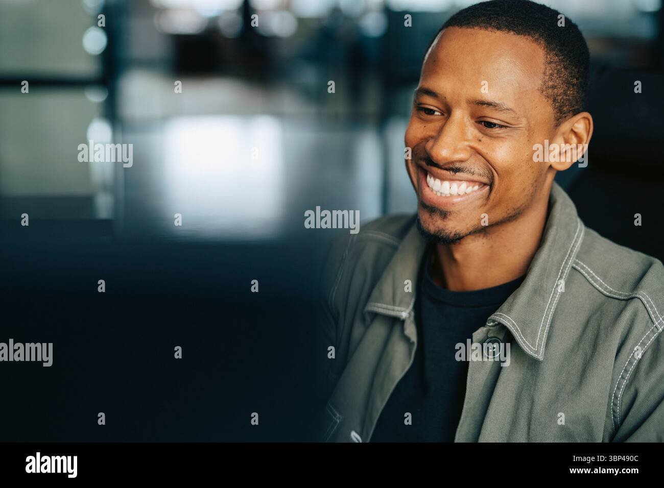 Imprenditore uomo felice in ufficio Foto Stock