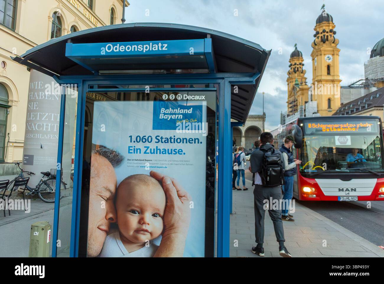 Monaco di Baviera, Germania, scena di strada, poster pubblicitario tedesco all'esterno, slogan "Bahnland Bayern", Baby, trasporti, (JC Decaux Company) Foto Stock