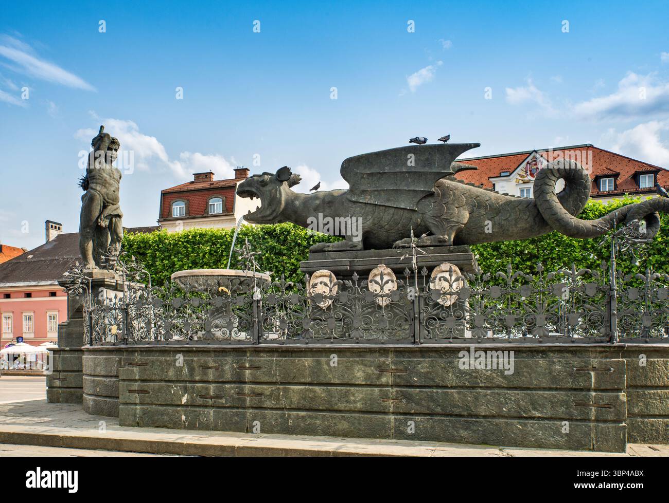 Scultura alata Lindwurm, fontana, XVI secolo, a Neuer Platz (Piazza nuova) nel centro di Klagenfurt, Carinzia, Austria Foto Stock