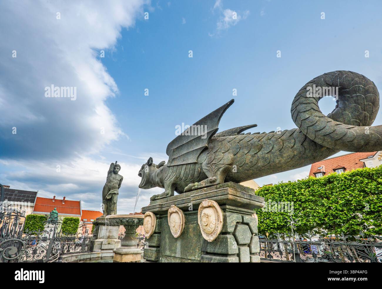 Scultura alata Lindwurm, fontana, XVI secolo, a Neuer Platz (Piazza nuova) nel centro di Klagenfurt, Carinzia, Austria Foto Stock