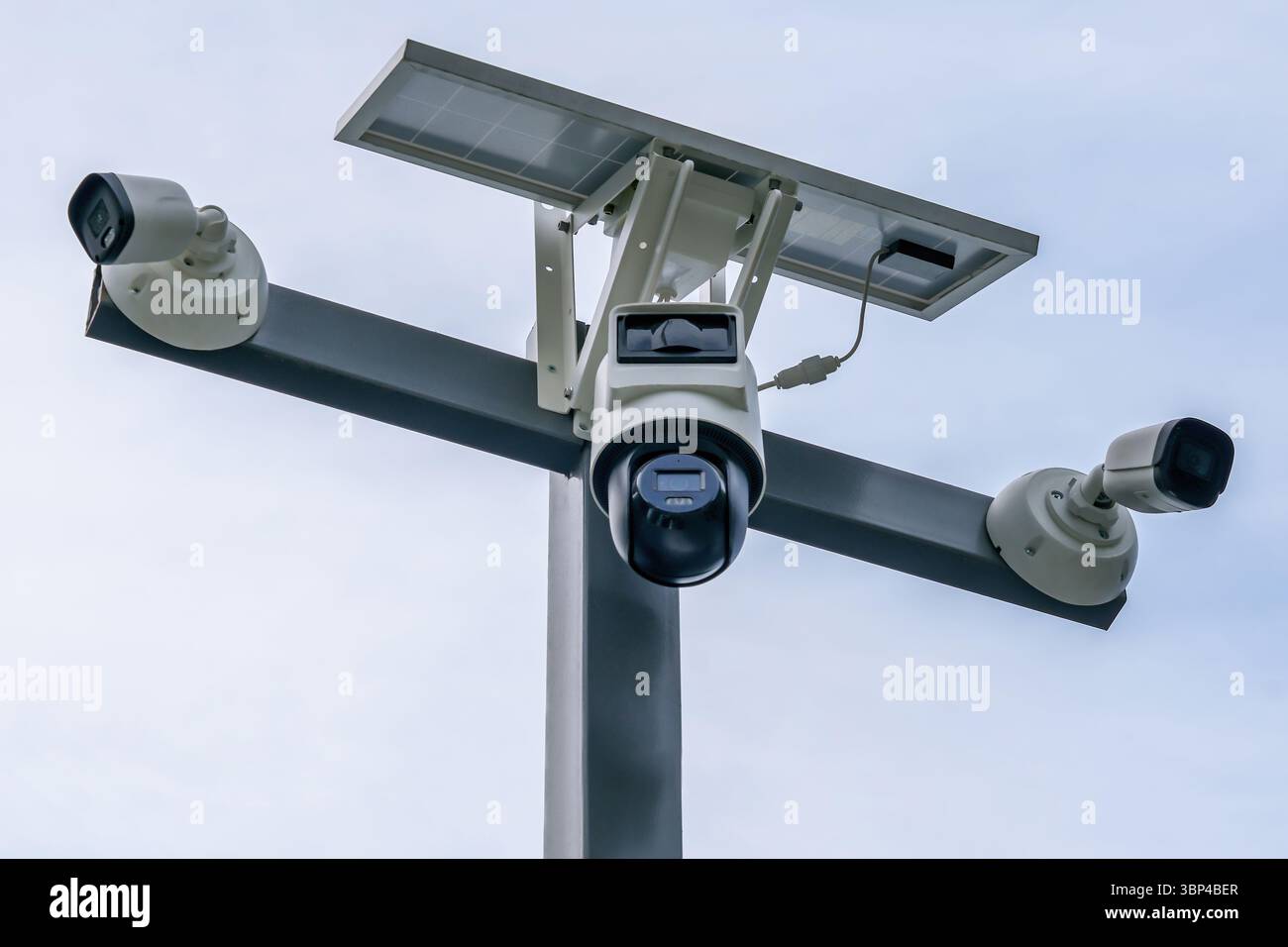 Telecamere di sorveglianza esterne con pannello solare. Sistema di sicurezza e controllo. Risparmio energetico Foto Stock