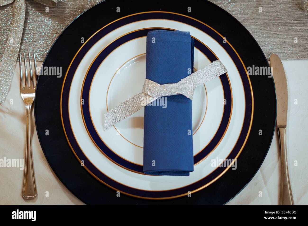 Decorazioni per il tavolo di Natale in blu. Foto Stock