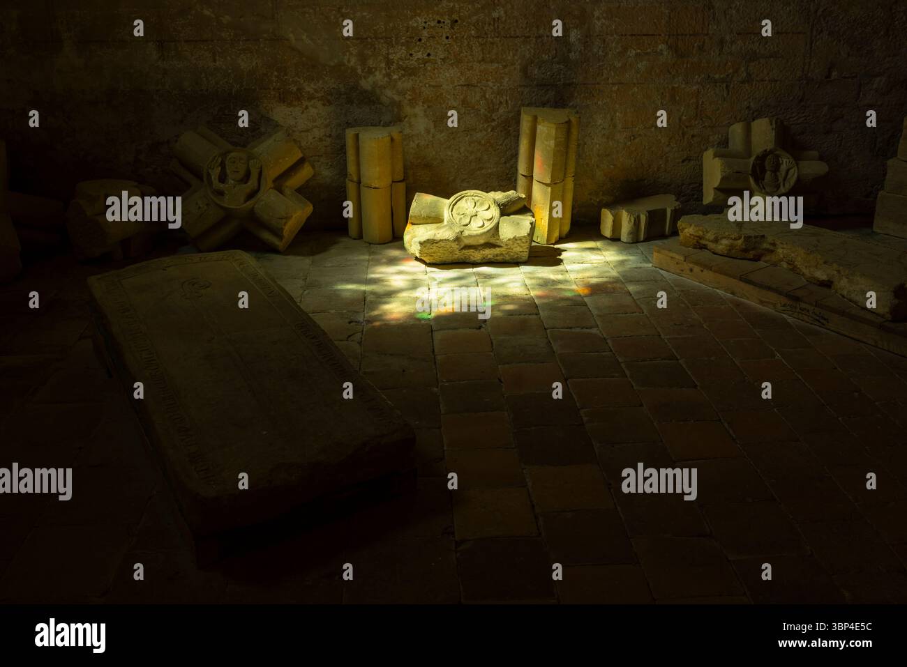 La luce del sole illumina i manufatti in pietra antica a la Benisson Dieu Foto Stock