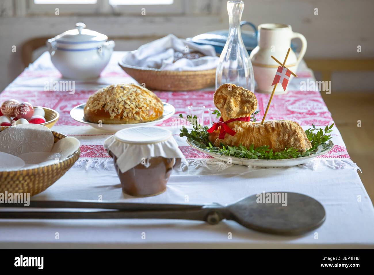Tavola di Pasqua con decorazioni e cibo tradizionali cechi Foto Stock