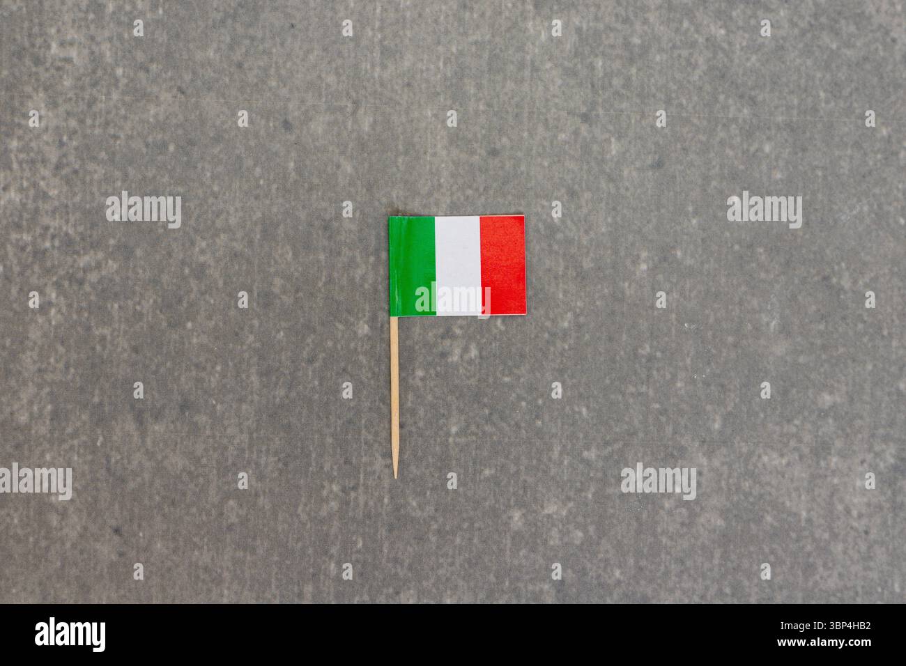 Una bandiera italiana su sfondo in cemento Foto Stock