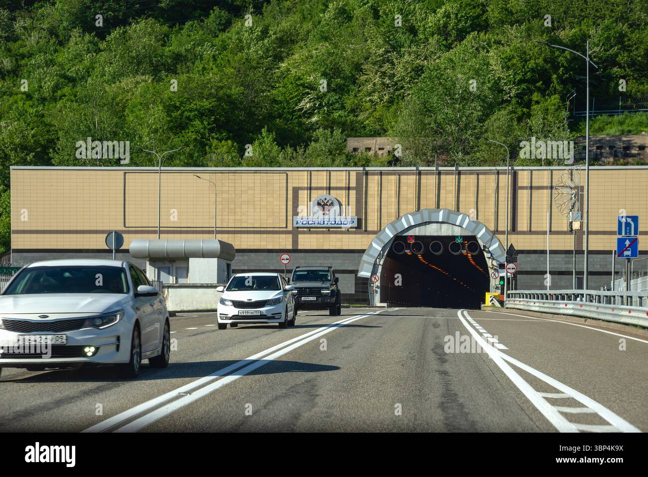 SOCHI, RUSSIA - 19 MAGGIO 2025: Tunnel autostradale sull'autostrada federale Adler-Krasnaya Polyana Foto Stock