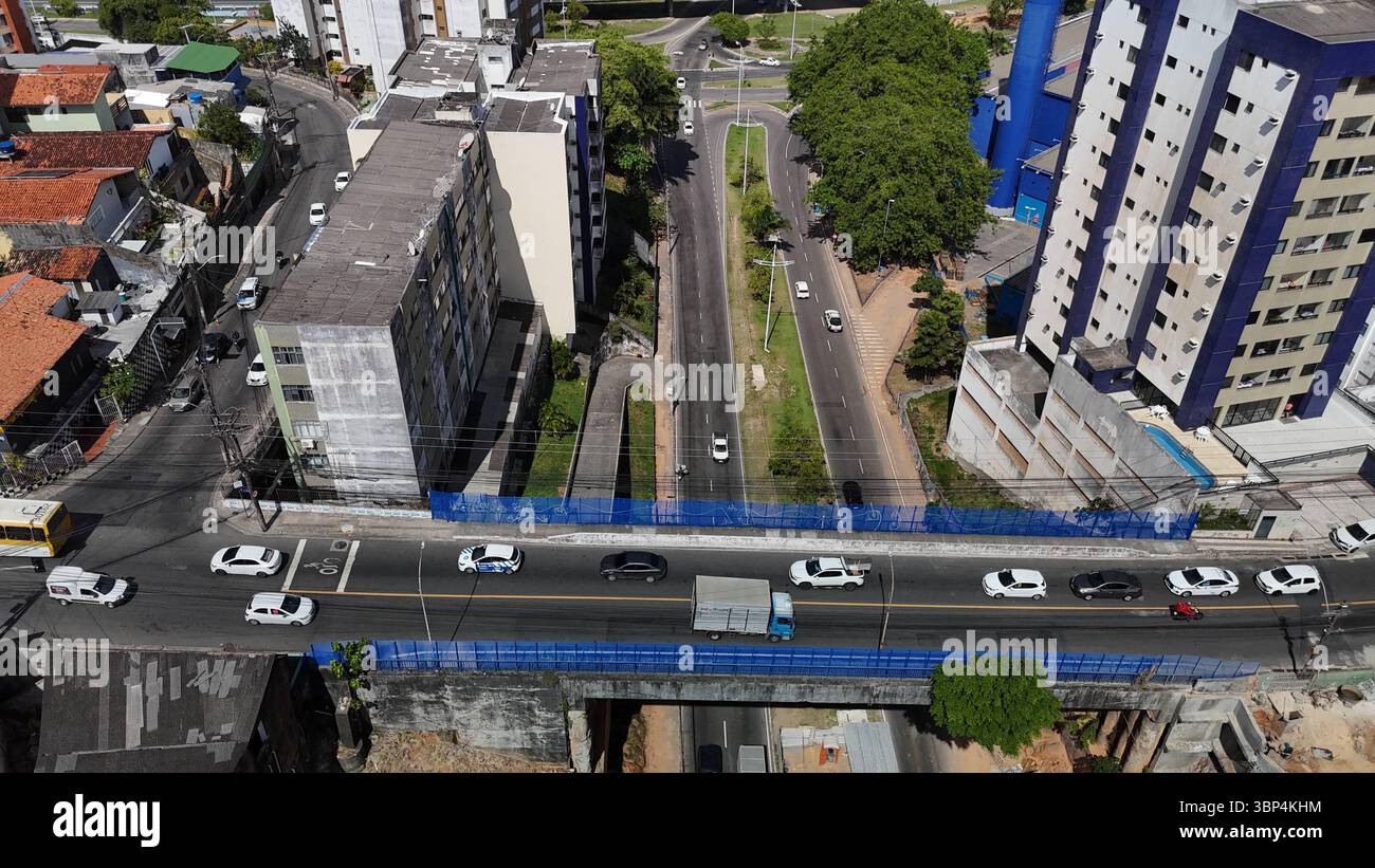 Veduta aerea di una regione della favela a salvador salvador salvador, bahia, brasile - 6 dicembre 2024: Veduta aerea di una comunità di favela nella città di Salvador. SALVADOR BAHIA BRASILE Copyright: XJoaxSouzax 051224JOA005 Foto Stock