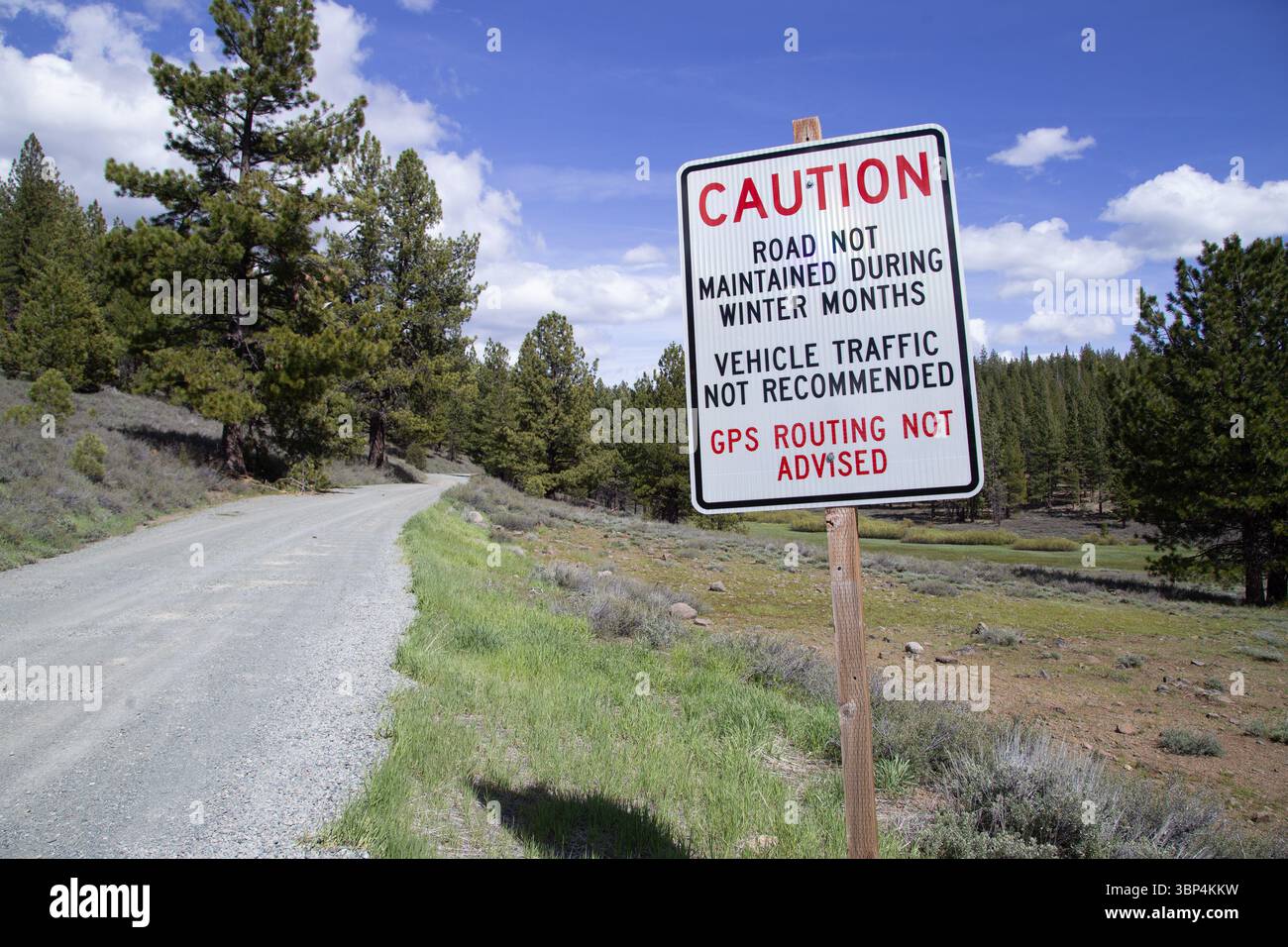 Un cartello su una strada accidentata vicino a Kyburz Flat nella contea di Sierry, California, avvisa i viaggiatori di evitare il percorso GPS a causa di una manutenzione limitata Foto Stock