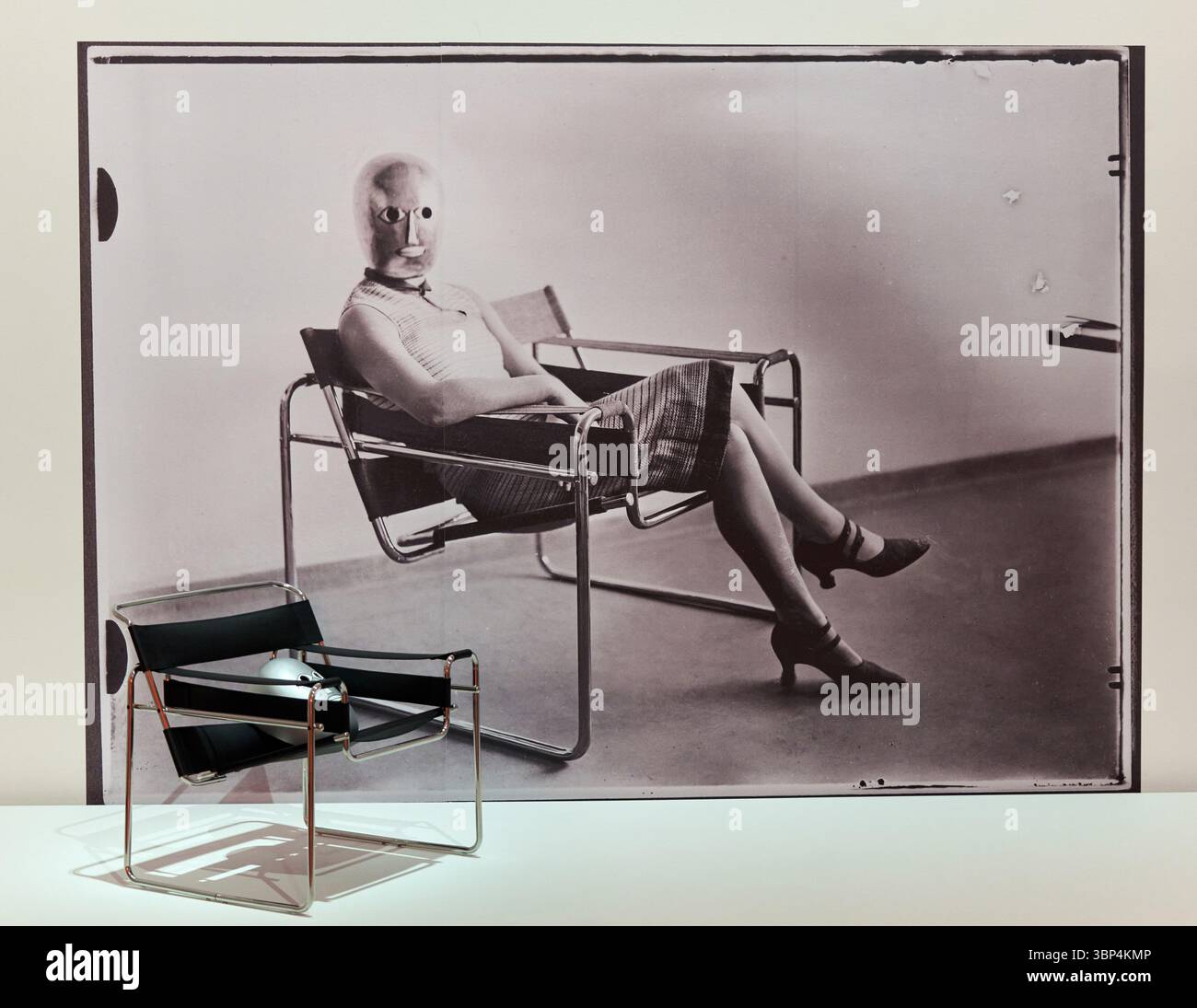 Bauhaus-Scene: Posti a sedere con una maschera teatrale di Oskar Schlemmer in una sedia tubolare-acciaio di Marcel Breuer, 1926, Fotografia: ERICH CONSEMÜLLER (1902-19 Foto Stock