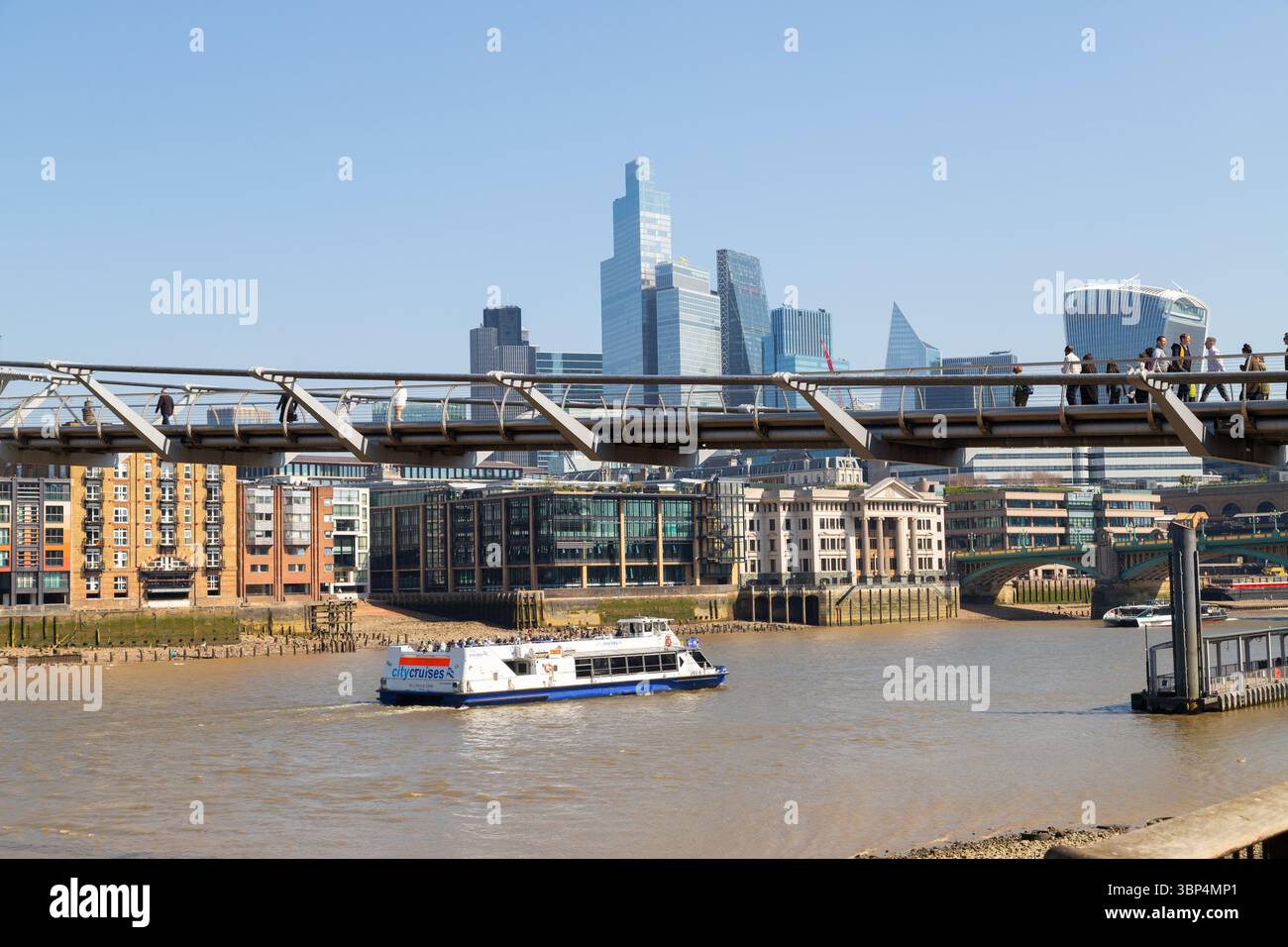 LONDRA, Regno Unito - 3 APRILE 2025: Una vista verso lo skyline della City di Londra in primavera, che mostra molti edifici per uffici e grattacieli, oltre che una città Foto Stock