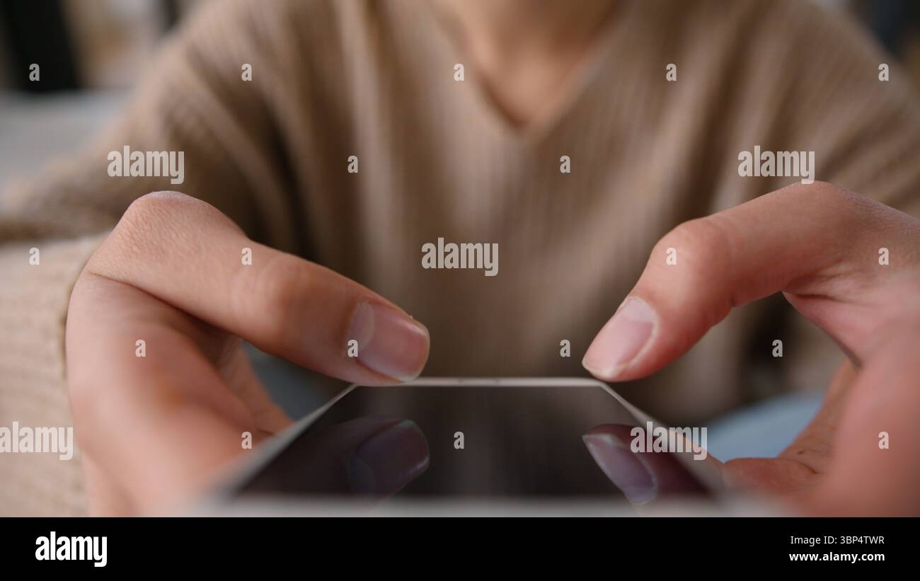 Donna colpita ritagliata che utilizza il telefono cellulare touch screen scorrimento dell'app Internet gadget addicted influencer blogger ragazza irriconoscibile Foto Stock