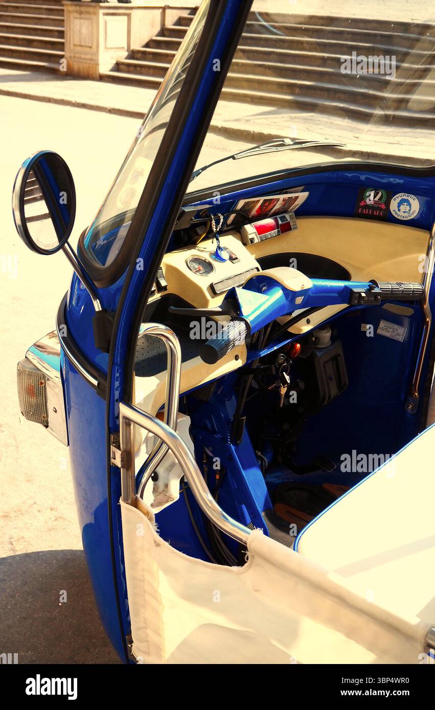 Dettaglio cruscotto in tuk tuk blu, trasporto via Palermo primo piano in Sicilia, Italia Foto Stock