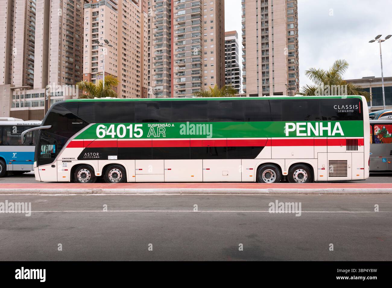 Busscar Vissta Buss DD Mercedes-Benz o-500RS DD Bluetec 6 2024 autobus in mostra alla fiera Bus Brasil Fest 2024 in Brasile. Foto Stock