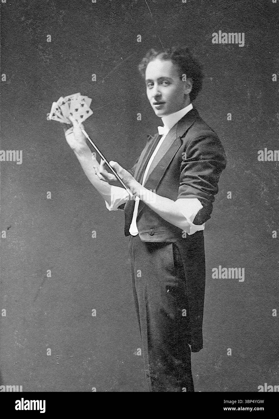 Carl Herbert - Mago di Vaudeville - 1907 - esecuzione di un trucco a carte Foto Stock