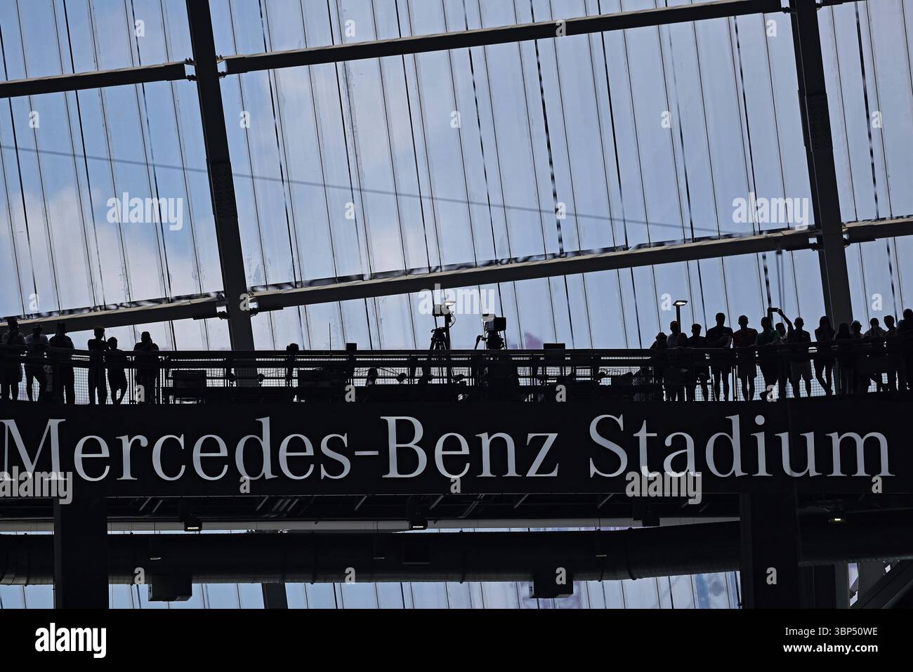 5 luglio 2025; Atlanta, Georgia, USA: I tifosi guardano la partita tra PSG e FC Bayern Monaco, per i quarti di finale della Coppa del mondo FIFA Club 2025, al Mercedes-Benz Stadium Foto Stock