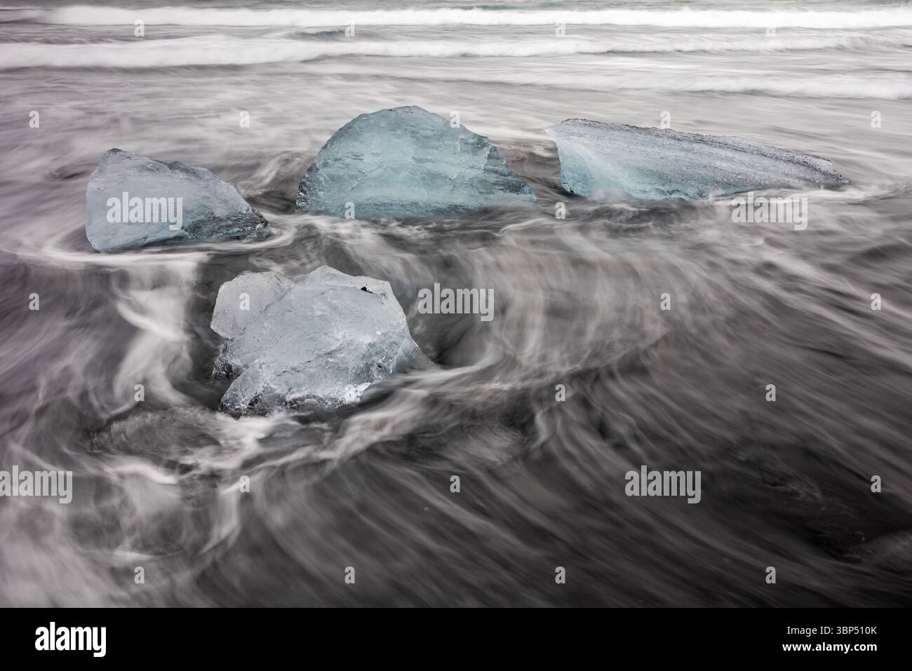 Laguna del ghiacciaio di Jökulsárlón e Diamond Beach, Islanda, Europa Foto Stock