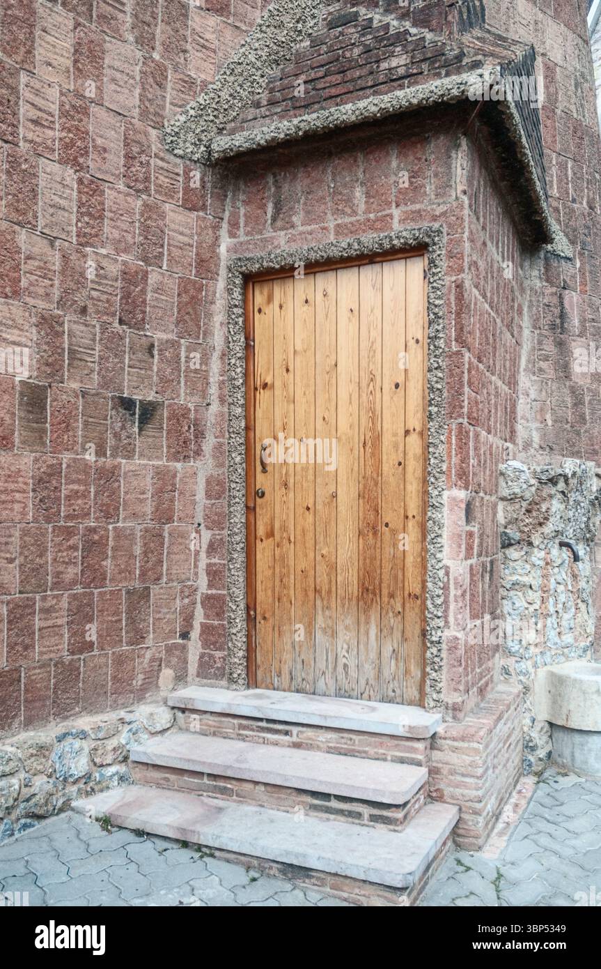 Una porta in legno dell'edificio della Sagrada Familia Schools dell'architetto Antoni Gaudi nel terreno della Sagrada Família a Barcellona, Spagna Foto Stock