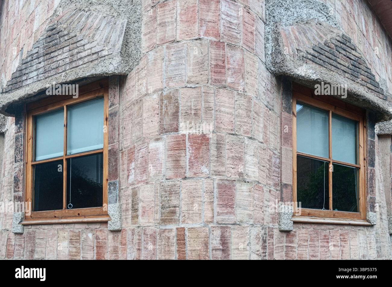 Due finestre dell'edificio delle scuole della Sagrada Familia dell'architetto Antoni Gaudi nei terreni della Sagrada Família Foto Stock