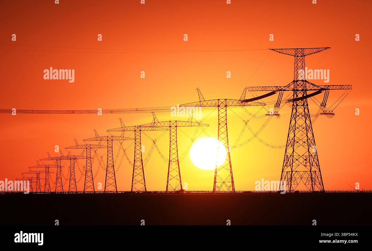 (250706) -- URUMQI, 6 luglio 2025 (Xinhua) -- questa foto scattata il 5 luglio 2025 mostra le linee elettriche del progetto di trasmissione di potenza in corrente continua ad altissima tensione kV Changji-Guquan À1100 nella contea autonoma di Kazak di Mori, nella regione autonoma di Xinjiang Uygur, nella Cina nord-occidentale. Lo Xinjiang è un importante centro di invio nel programma di trasmissione di energia da ovest a est della Cina. Un tempo considerati ostacoli economici, i vasti deserti e i paesaggi aridi dello Xinjiang sono stati trasformati in una miniera d'oro di energia rinnovabile, benedetti dal vento forte e dalle lunghe ore di sole. Dal 2010, lo Xinjiang è stato cumulativamente trans Foto Stock