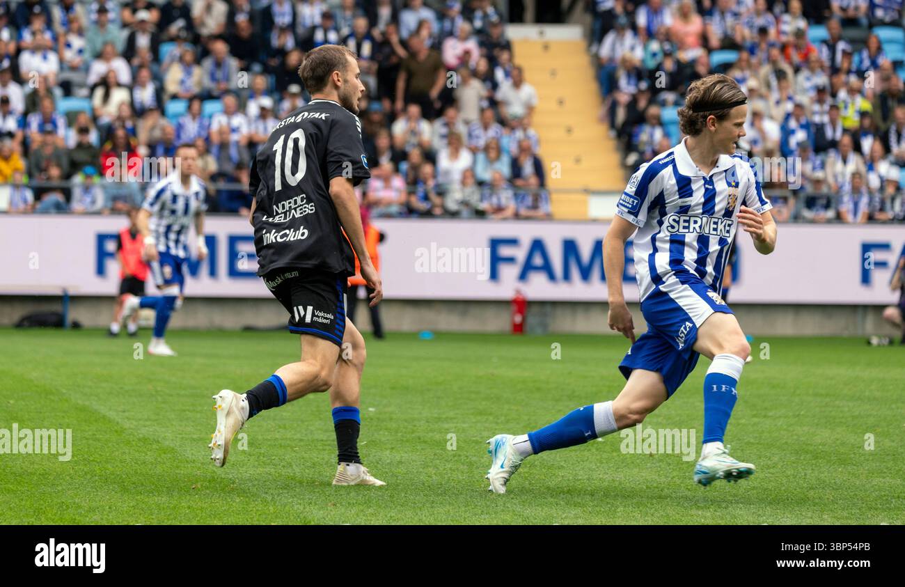 Gothenburg, Svezia. 6 luglio 2025. Kolbeinn Thordarson per IFK Gothenburg e Melker Heier per IK Sirius nel primo tempo del match tra IFK Gothenburg e IK Sirius nell'Allsvenskan svedese a Gamla Ullevi. Crediti: Per Ljung/Alamy Live News Foto Stock